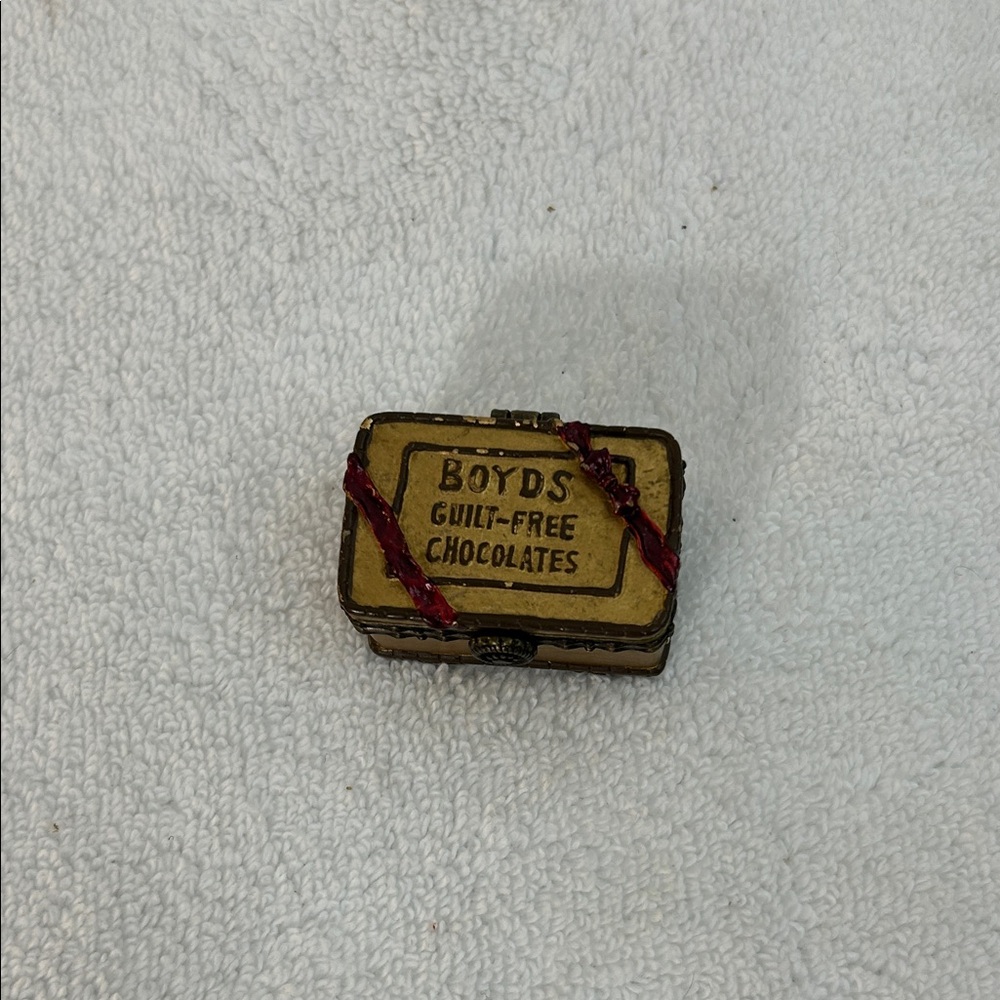 Boyd’s Bears “Cocoas Candy Box” with “Morsel McNibble” Treasure Chest